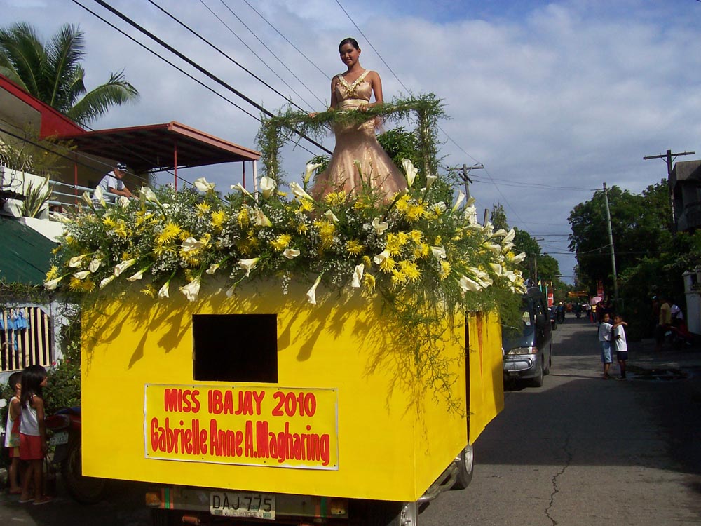 parade33reyna